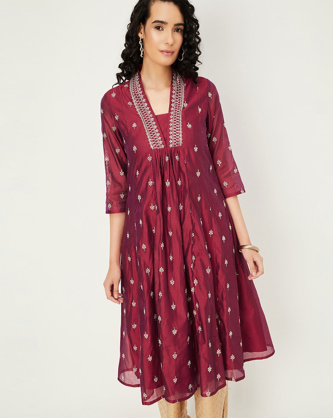 -1117Wx1400H-700252603-red-MODEL