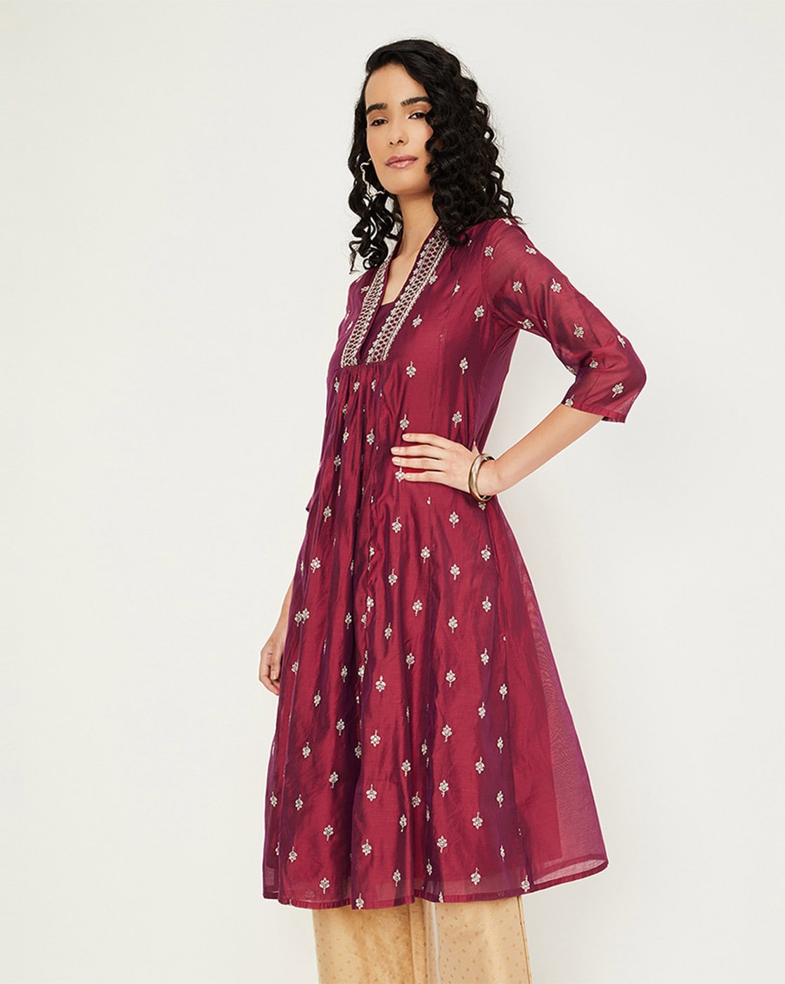 -1117Wx1400H-700252603-red-MODEL2