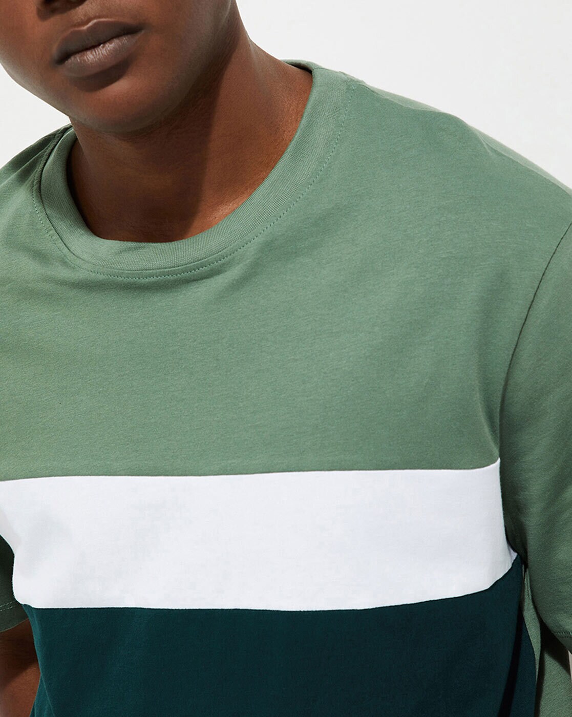 -1117Wx1400H-700254254-green-MODEL5