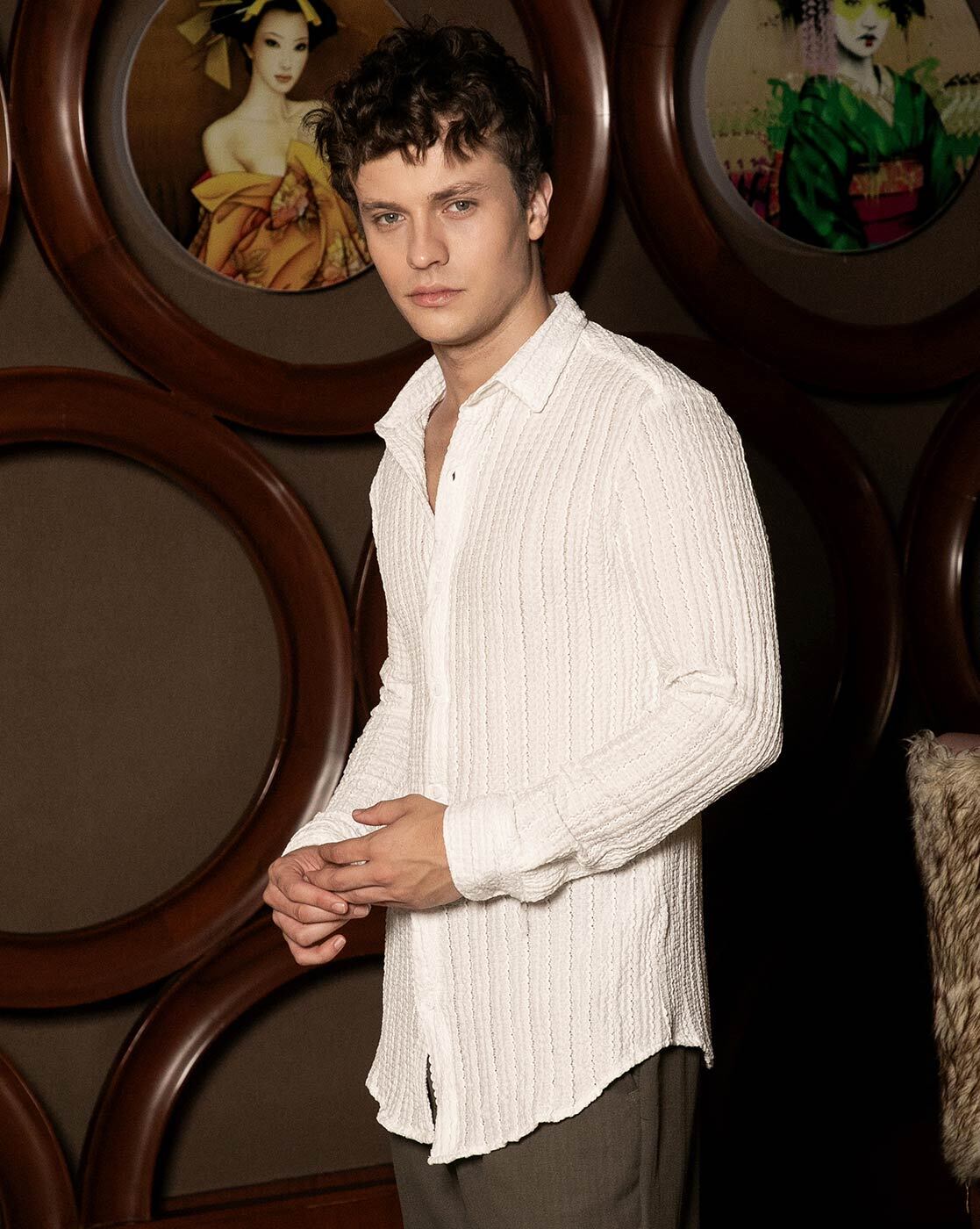 -1117Wx1400H-700625886-white-MODEL2