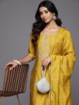 41c6cbf9-5eb3-4f1d-b99f-e6ba6efaac281709369667551-Gerua-By-Libas-Women-Floral-Yoke-Design-Regular