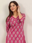 4897aadb-d1ca-4853-b91b-fff80f393f551738221610987-Libas-Women-Floral-Printed-Panelled-Kurta-with-Trousers-3173-2