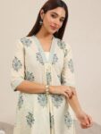 1bd27793-9654-47a7-8a82-8e62279f85af1738221903366-Libas-Women-Floral-Printed-Pleated-Kurta-with-Trousers-23717-2