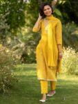 8fa2f5c5-e816-41a8-88ea-603f6eaceef21746458256392-Libas-Women-Bandhani-Printed-Regular-Kurta-with-Trousers–Wi-4 (1)