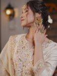 35e138c4-d1a4-4394-9475-dea88bdc75ca1727720523672-Indo-Era-Women-Floral-Embroidered-Regular-Liva-Kurta-with-Tr-2 (1)