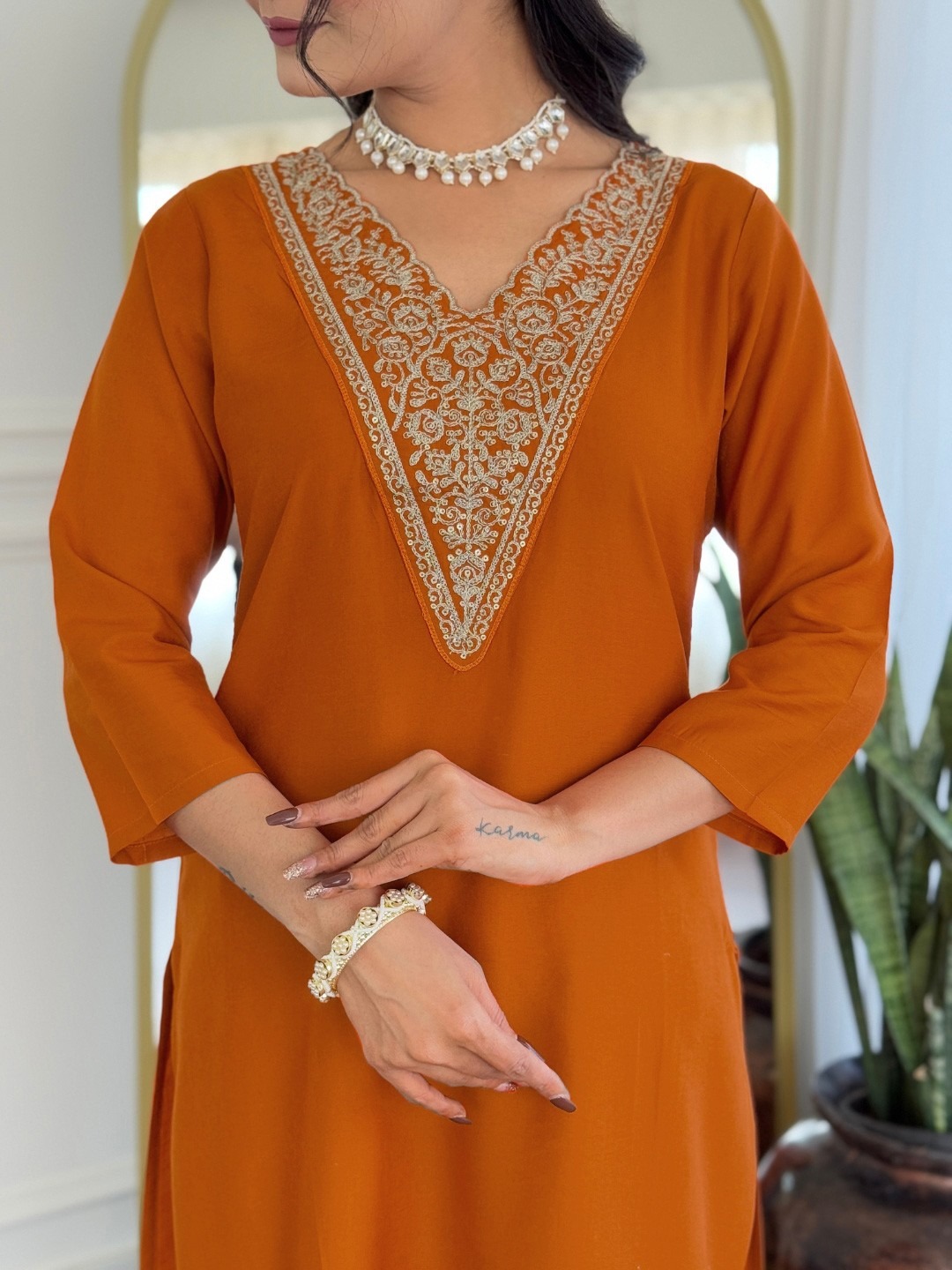 ab5e6115-6e47-4264-ae38-5eadd9a933c61747643200083-KALINI-Women-Ethnic-Motifs-Embroidered-Regular-Kurta-with-Tr-2