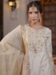 35e138c4-d1a4-4394-9475-dea88bdc75ca1727720523672-Indo-Era-Women-Floral-Embroidered-Regular-Liva-Kurta-with-Tr-2 (1)