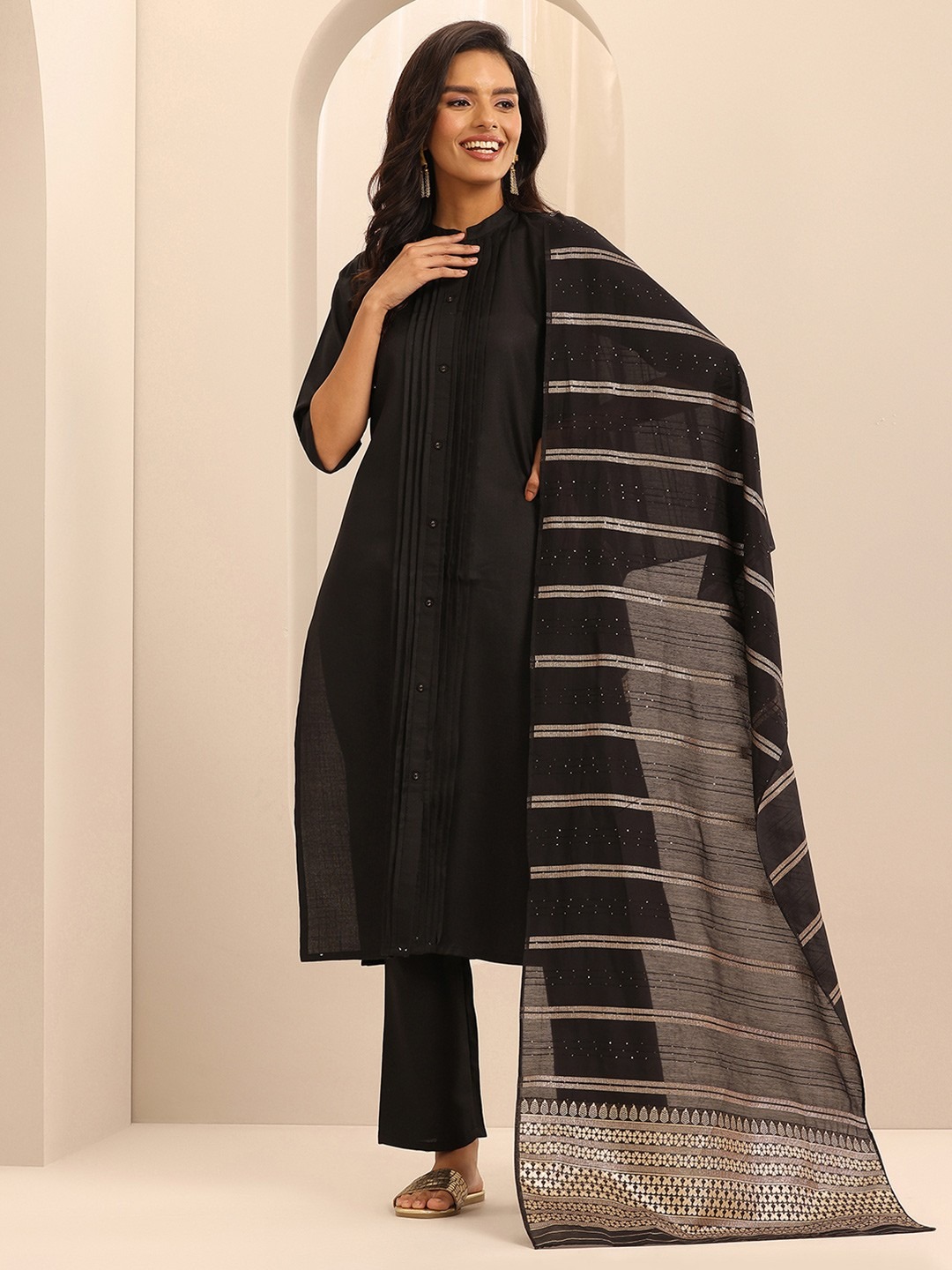 bbd26aca-84a8-4e3b-9319-3fe33c4a53851745595647006-Libas-Black-Mandarin-Collar-Straight-Kurta-with-Trousers--Wi-2