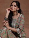 427d8af8-9128-4502-a1f0-ed50367a29881733728936129-Libas-Women-Floral-Printed-Gotta-Patti-Floral-Kurta-84917337-4