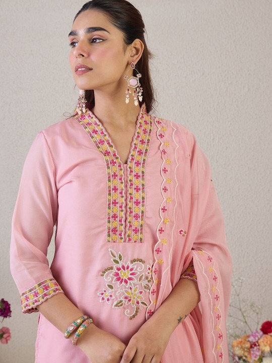 imgi_30_36a74bdd-946e-401f-987d-d39123215c8d1751889119194-Anouk-Women-Floral-Embroidered-Sequinned-V-Neck-Kurta-with-T-1