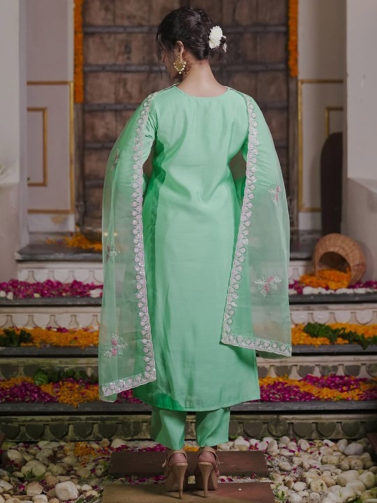 imgi_32_c24e5aba-add4-429c-b2ef-4342fbdee97f1751889997008-Anouk-Women-Floral-Embroidered-Kurta-with-Trousers--Dupatta--4