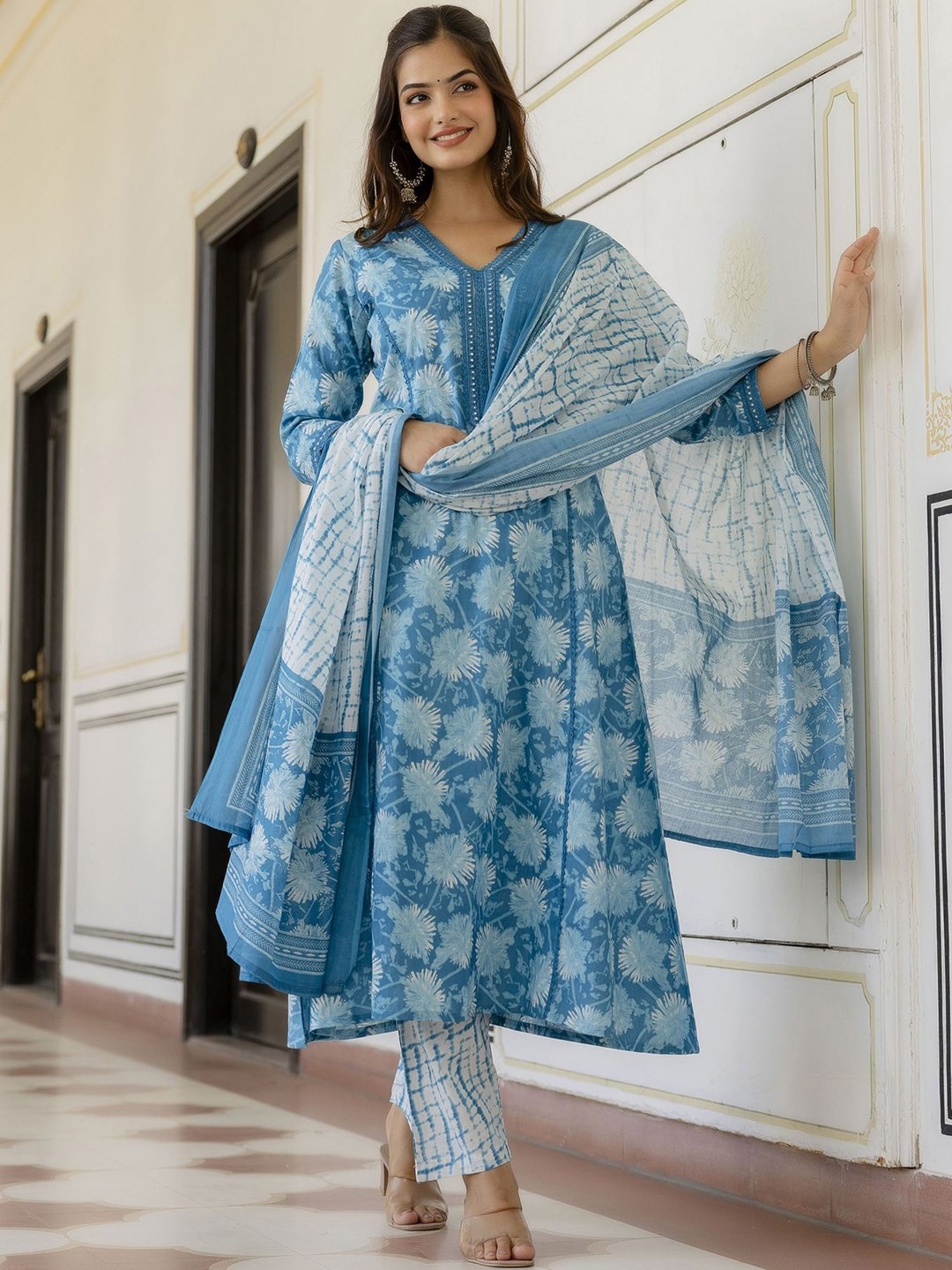 imgi_4_45289fcd-2ca2-48ee-bf2c-fb23c0f799391716790599464AnoukWomenFloralEmbroideredRegularThreadWorkPureCottonKurtaw5