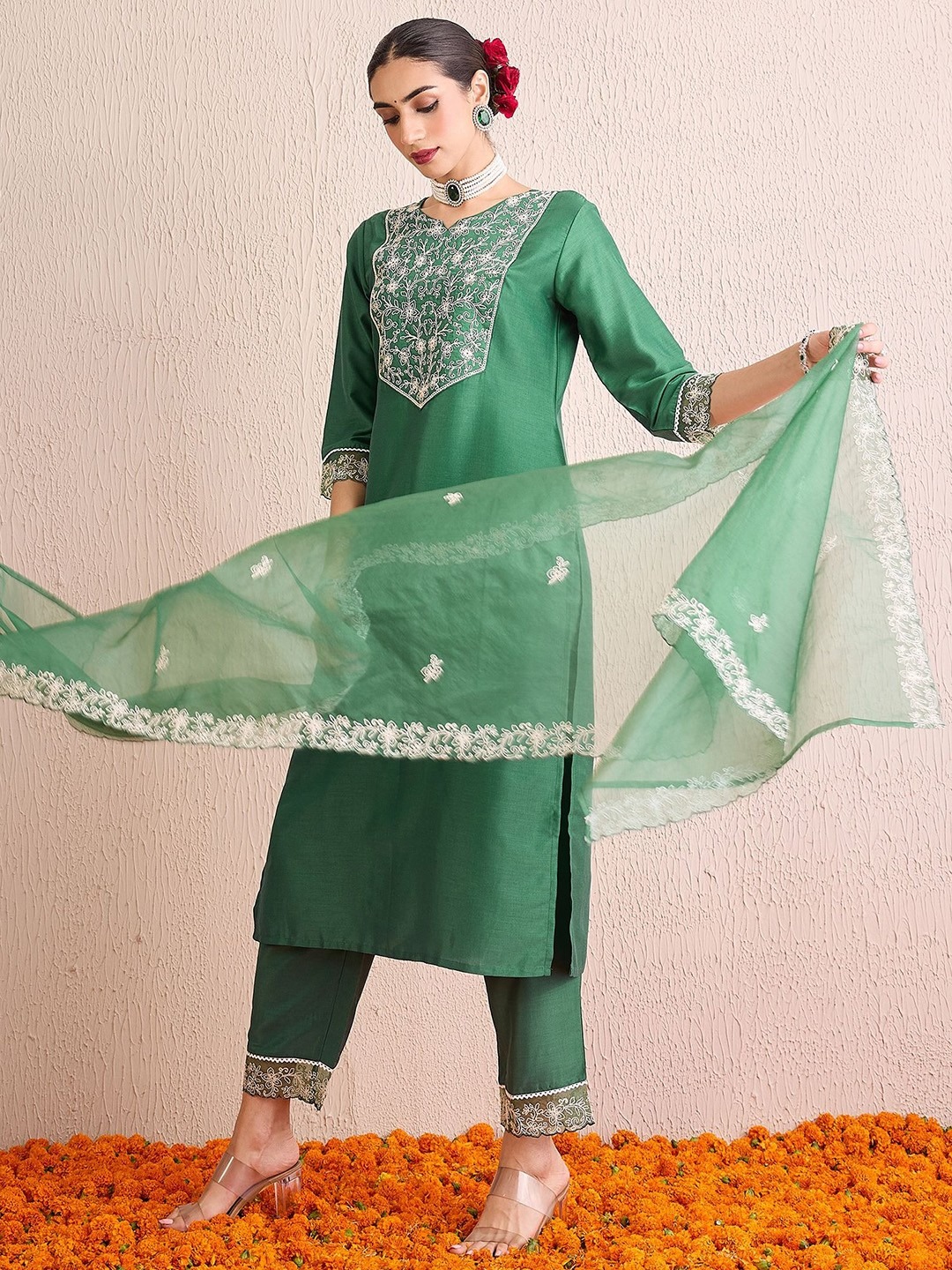 imgi_4_c32baaea-e7f0-4e5e-8514-9eca51b6c5bb1751889944171-Anouk-Floral-Embroidered-Regular-Yoke-Border-Aari-Work-Kurta-2