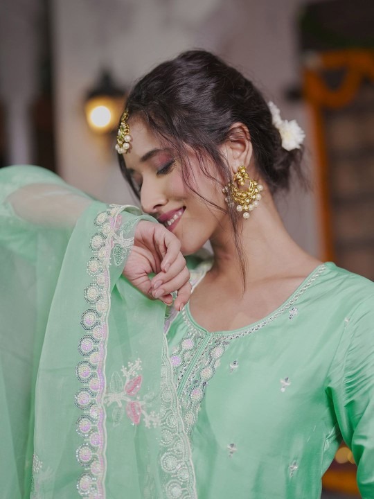 imgi_80_edc0e71d-3158-4ca7-9b3e-d212b61cf6f51751889996994-Anouk-Women-Floral-Embroidered-Kurta-with-Trousers--Dupatta--5