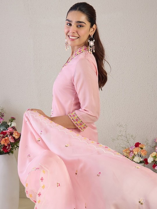 imgi_83_55208c59-18d9-463d-ab71-db1a63dd3f251751889119062-Anouk-Women-Floral-Embroidered-Sequinned-V-Neck-Kurta-with-T-7